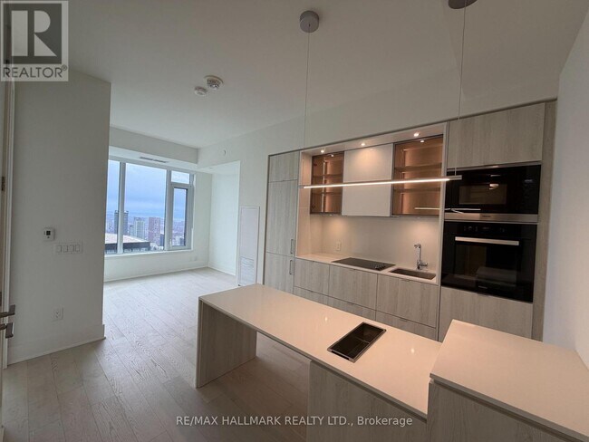 Building Photo - 11 Yorkville Ave