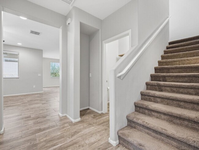Foto del edificio - Spacious Two-Story Home with Open Living & Community Pool Access