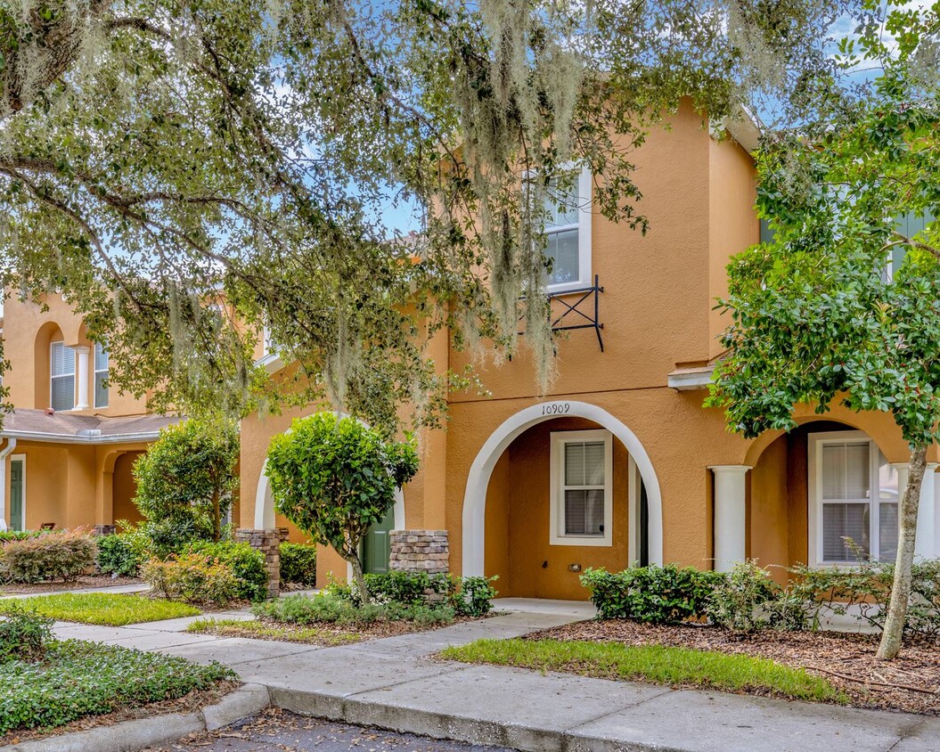 Primary Photo - Great townhouse close to 301 and Crosstown