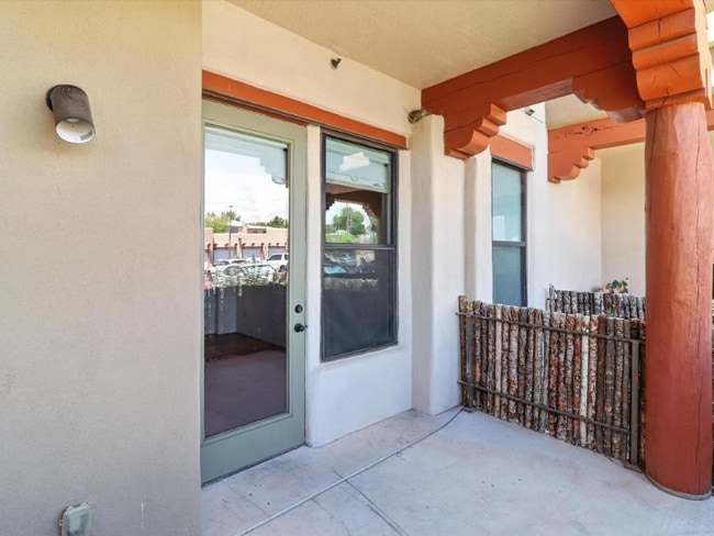 Building Photo - 1405 Vegas Verdes Dr