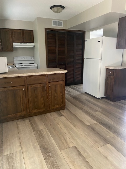 Kitchen Stove & Refrigerator - 1968 Burton St