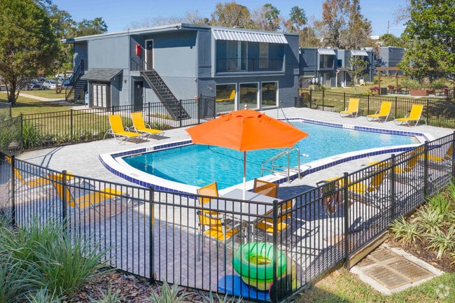 Piscina - The Commons Apartments 1 and 2 bedrooms near Shands Hospital