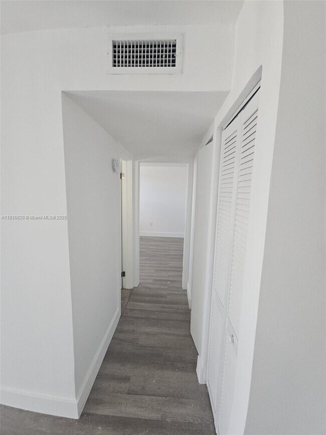 Building Photo - 8101 Crespi Blvd
