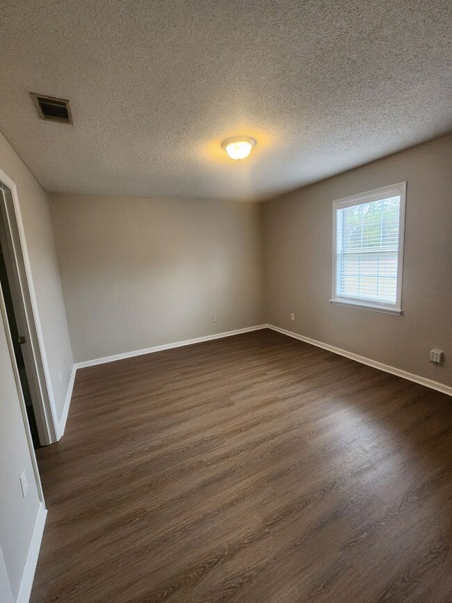 Building Photo - 6000 Susan Cir