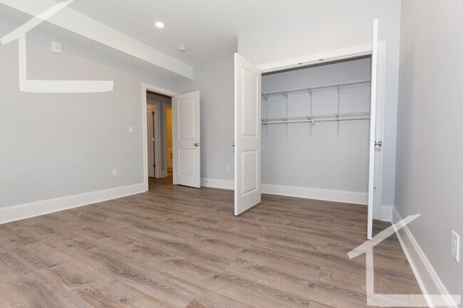 Building Photo - New, Spacious 4bed near the B Line!