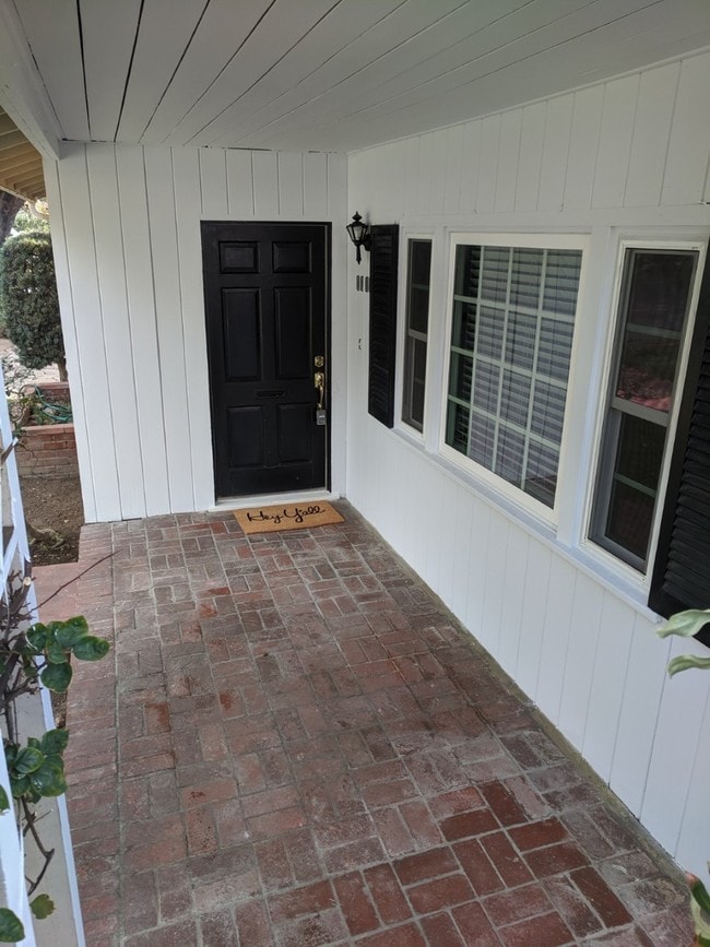 Building Photo - 1108 E Altadena Dr