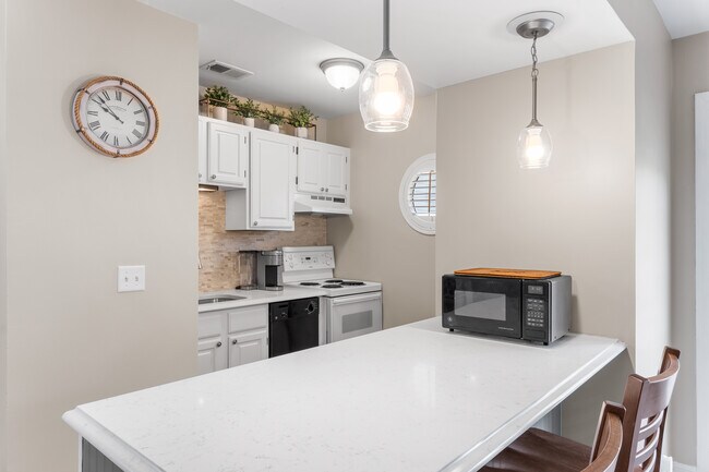 Foto del edificio - 2124 Old Pond Ln