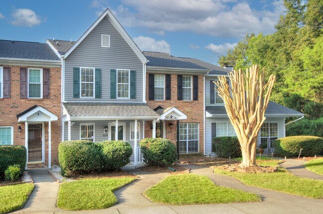 Foto del edificio - Discover this beautifully updated Raintree townhome featuring an open floor plan and a range of c...