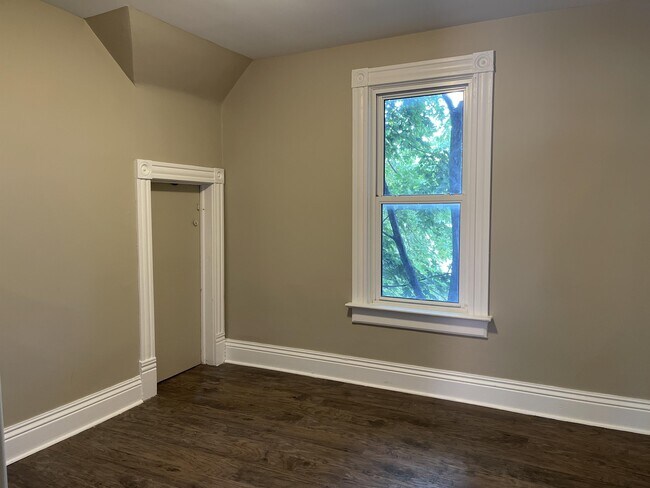 Building Photo - 116 Mitton St N