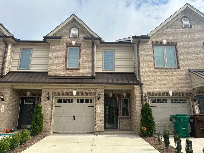Foto del edificio - Like NEW Luxury 2-story townhome 2 bedrooms and 2.5 baths + Flex room + 1 car garage in High Point