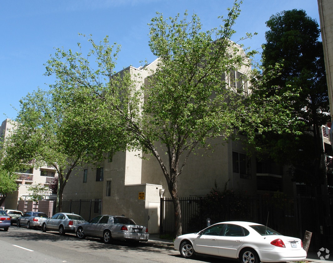 Building Photo - Oak Grove North & South