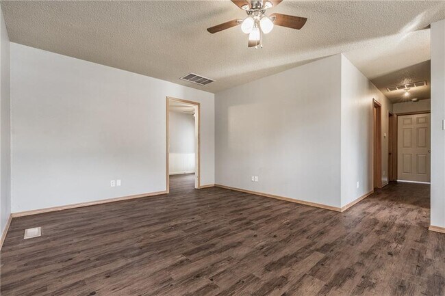 Foto del edificio - 12 Shirley Ln