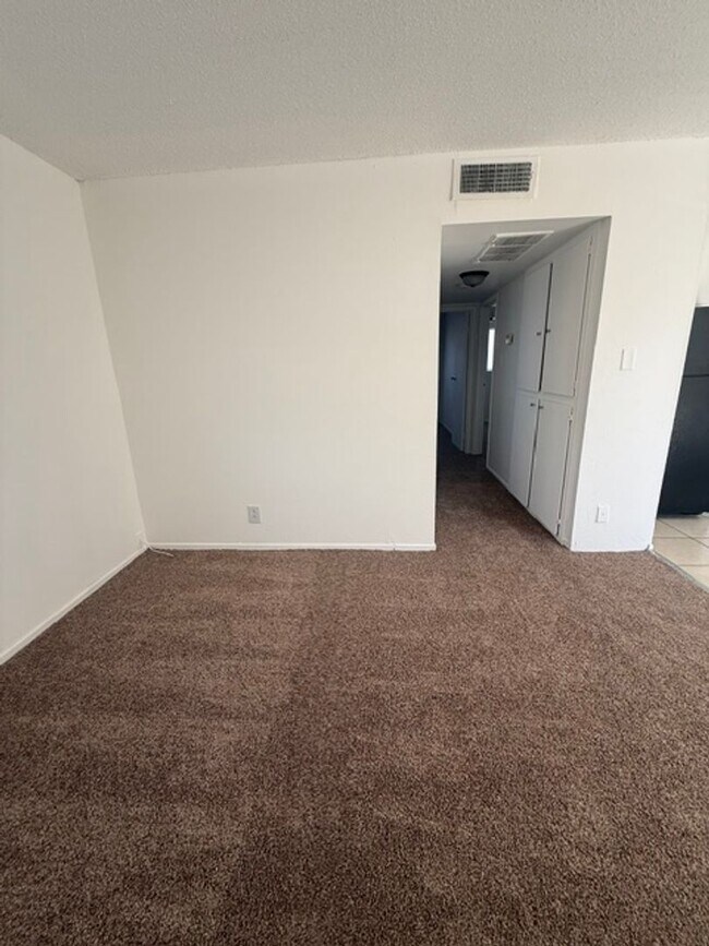 Foto del edificio - 2512 Tulip Ln