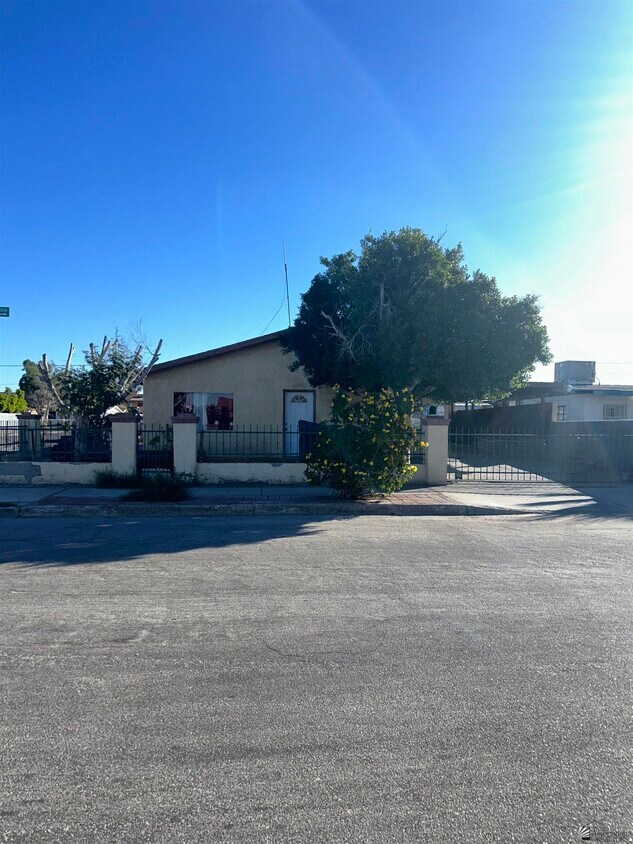 Foto principal - 2203 S Maple Ave