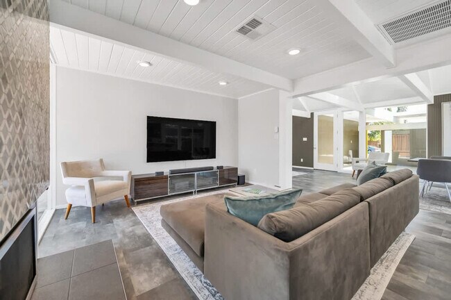 Building Photo - 4131 Phoenix St