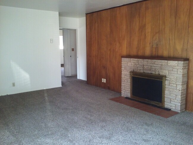 Foto del edificio - 512 NE Dean Dr