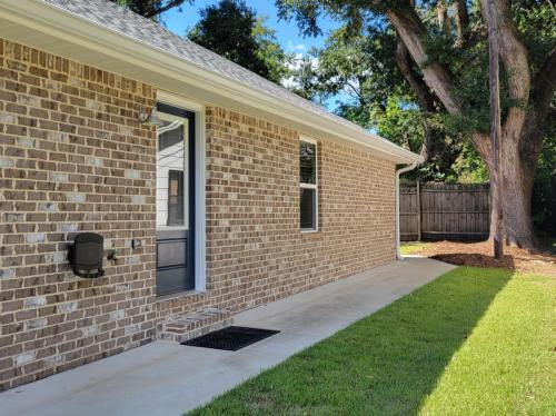 Building Photo - Charming 3 Bed, 2 Bath Home with Fireplace...