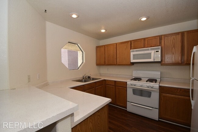 Building Photo - 1 br, 1 bath House - 5016 S Rainbow Blvd #203