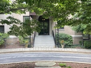 Building Photo - 5712 5712 Roland Ave