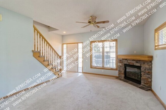 Building Photo - CORNER UNIT!! 2 Bedroom, 2.5 Bathroom Town...