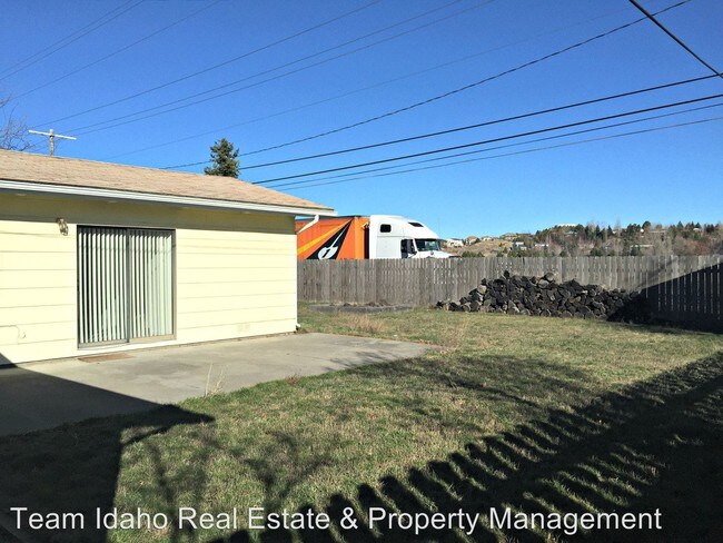 Building Photo - 826 Camas St