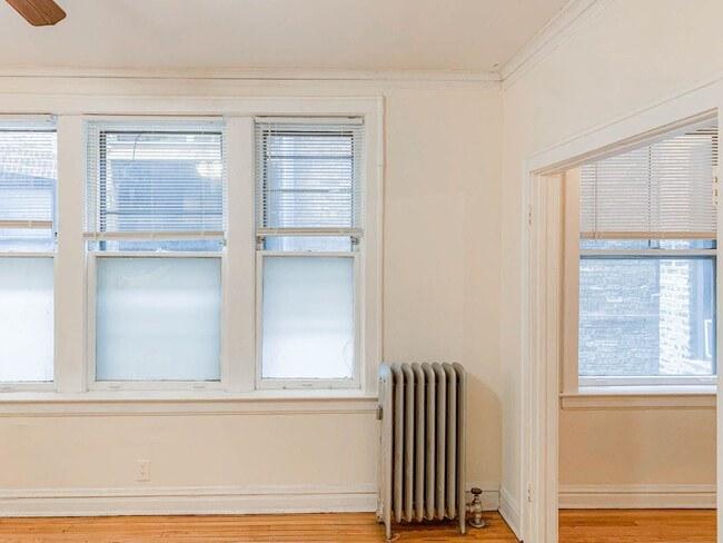 Building Photo - 521 W Surf St