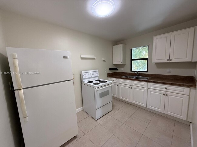 Building Photo - 423 53rd St