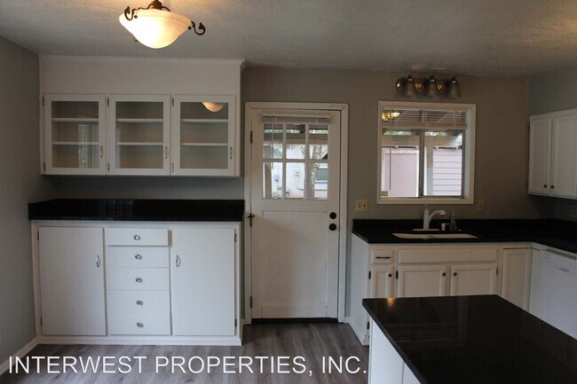 Building Photo - 4 br, 2 bath House - 725 SE FRANCIS AVE