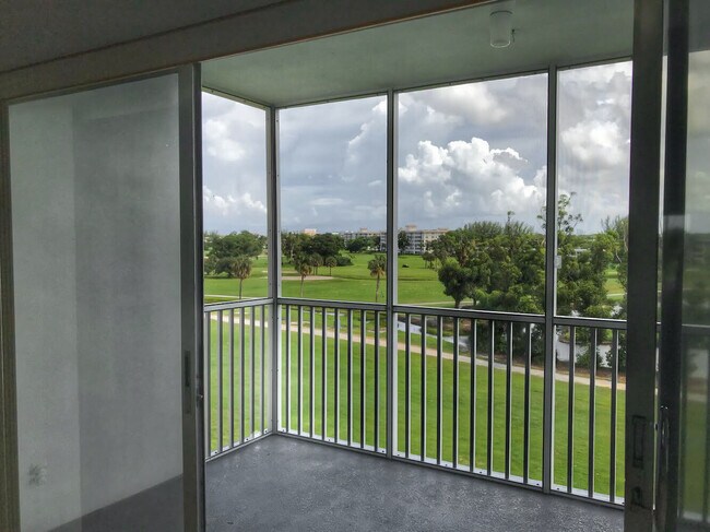 Foto del edificio - 3000 N Palm Aire Dr