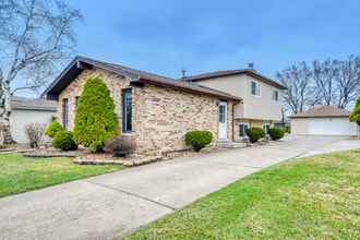 Building Photo - 7642 W 92nd Pl