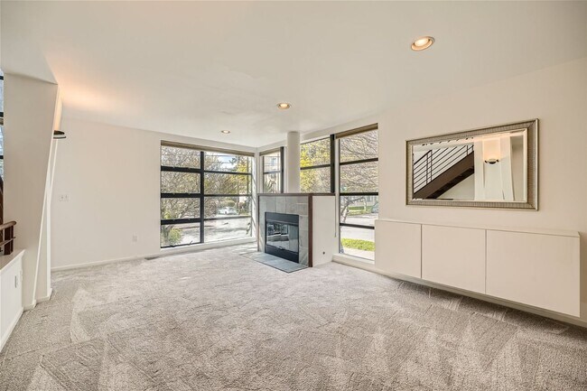 Building Photo - Modern Townhome in Vibrant University Dist...