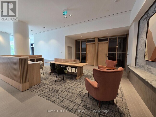 Photo du bâtiment - 395 Square One Dr