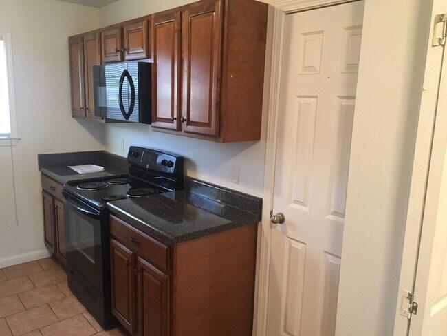 Building Photo - Oak East Street Duplex