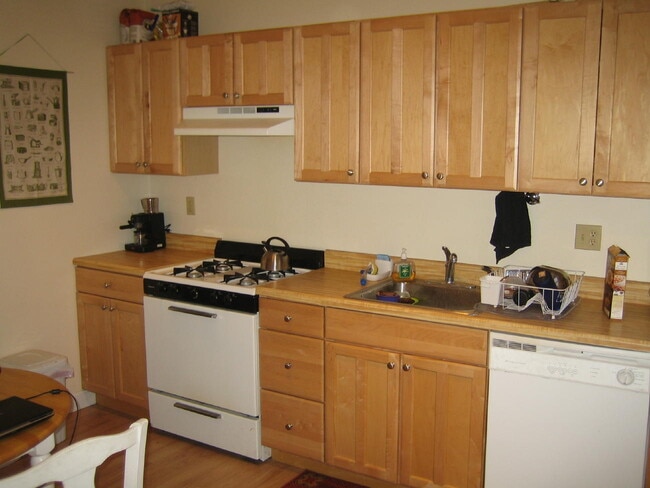 Building Photo - 164 Strathmore Rd