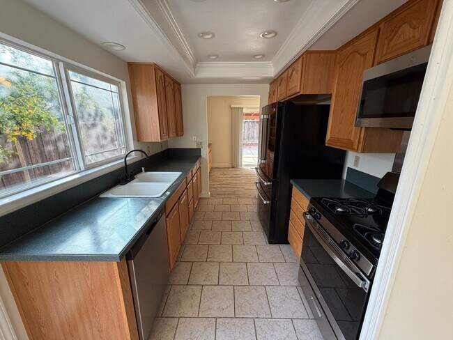 Building Photo - Livermore Single Story 3 bed / 2 bath, serene neighborhood, backyard,  Close to downtown, 580 and...