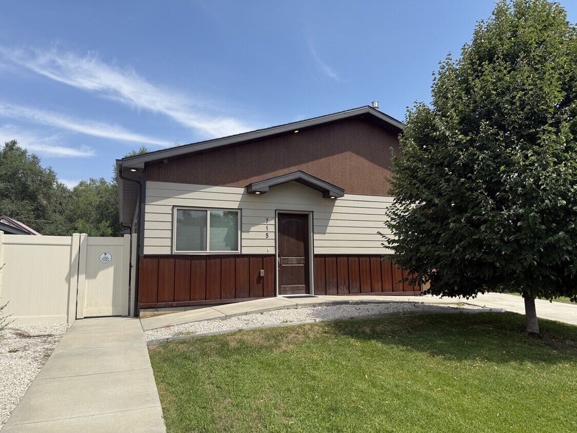 Foto principal - 715 17th St W