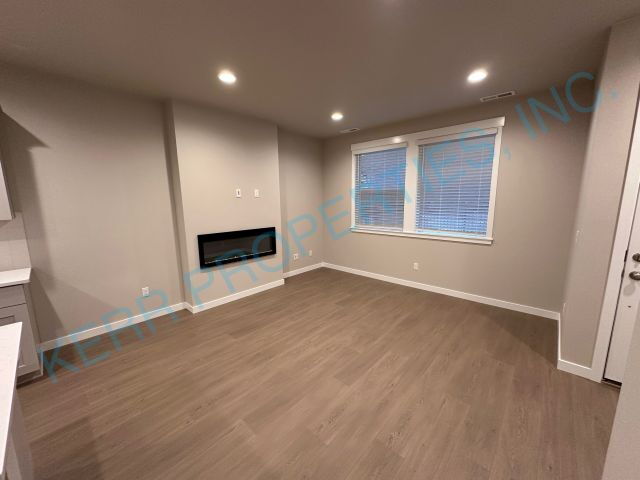 Foto del edificio - FREE RENT! Spacious 3-Bed Townhouse with 2.5 Baths in Charming Happy Valley!