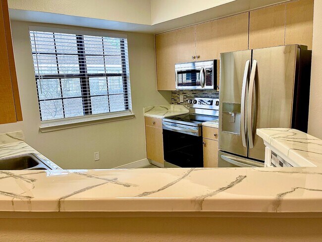 Building Photo - Come see this modern, elegant condo in Celebration!