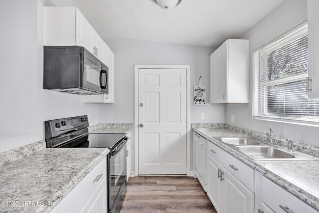 Building Photo - 858 Le Brun Dr
