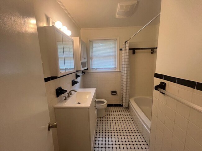 Foto del edificio - 3 bedroom 1 bath remodeled home.