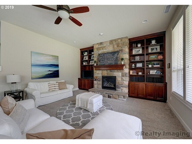 Foto del edificio - FOR RENT UNFURNISHED: Beautifully maintained 2015 Noyes-built home, 5 bed, 3 bath, 2 car garage w...