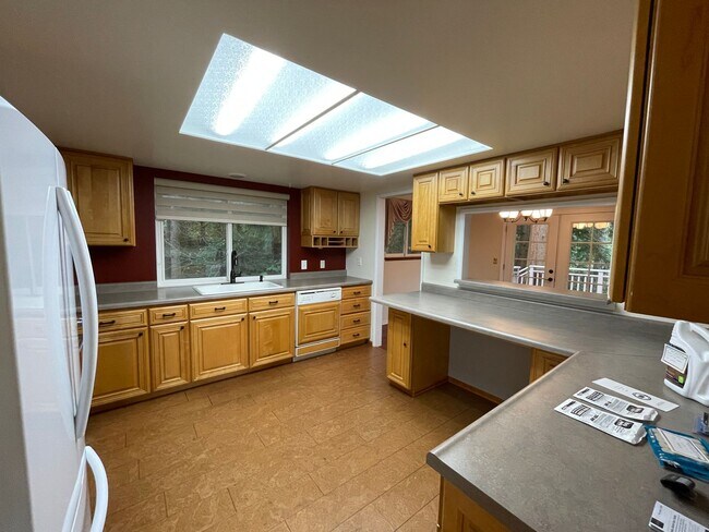 Building Photo - Beautiful 5-Bedroom Silverdale Home with F...
