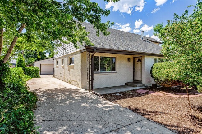 Building Photo - Spacious 4Bed/2Bath Ground Floor Unit in D...