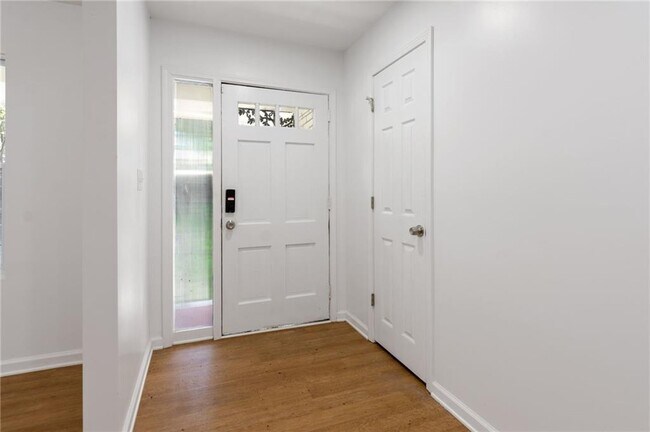 Foto del edificio - 260 Forest Hills Dr