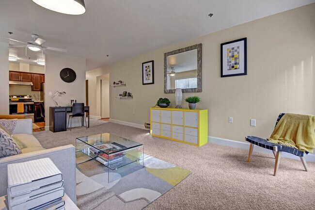 Sala de estar con sofá, escritorio y vista a la cocina. - Foster Greens