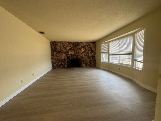 Building Photo - 18 Tearpak Ct