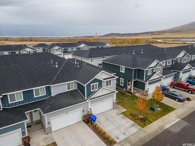 Building Photo - 7422 N Cottage Ln