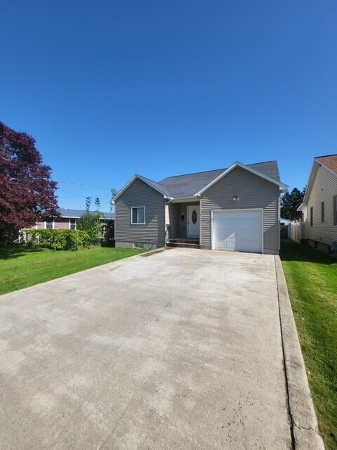 house/driveway - 134 Woodbury Ave