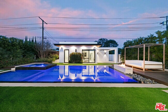 Foto del edificio - 5026 Petit Ave