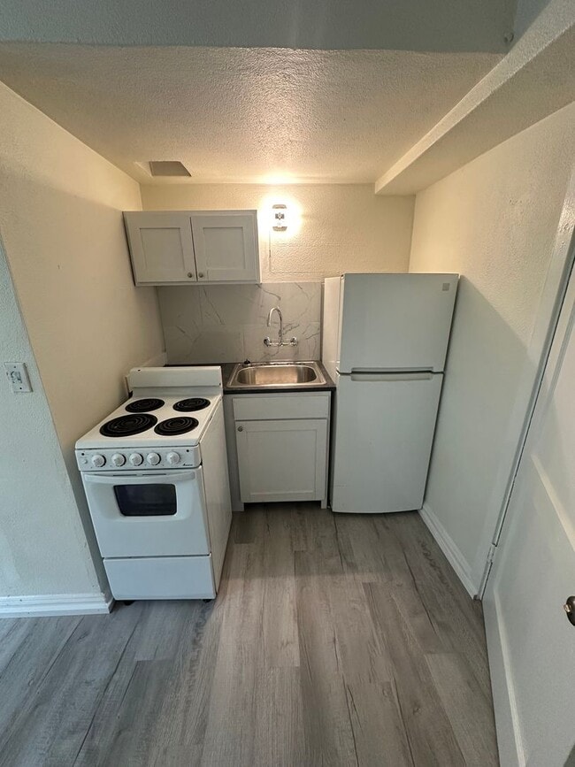 Building Photo - Newly Renovated Studio Apartment in the Heart of Waikiki!!!